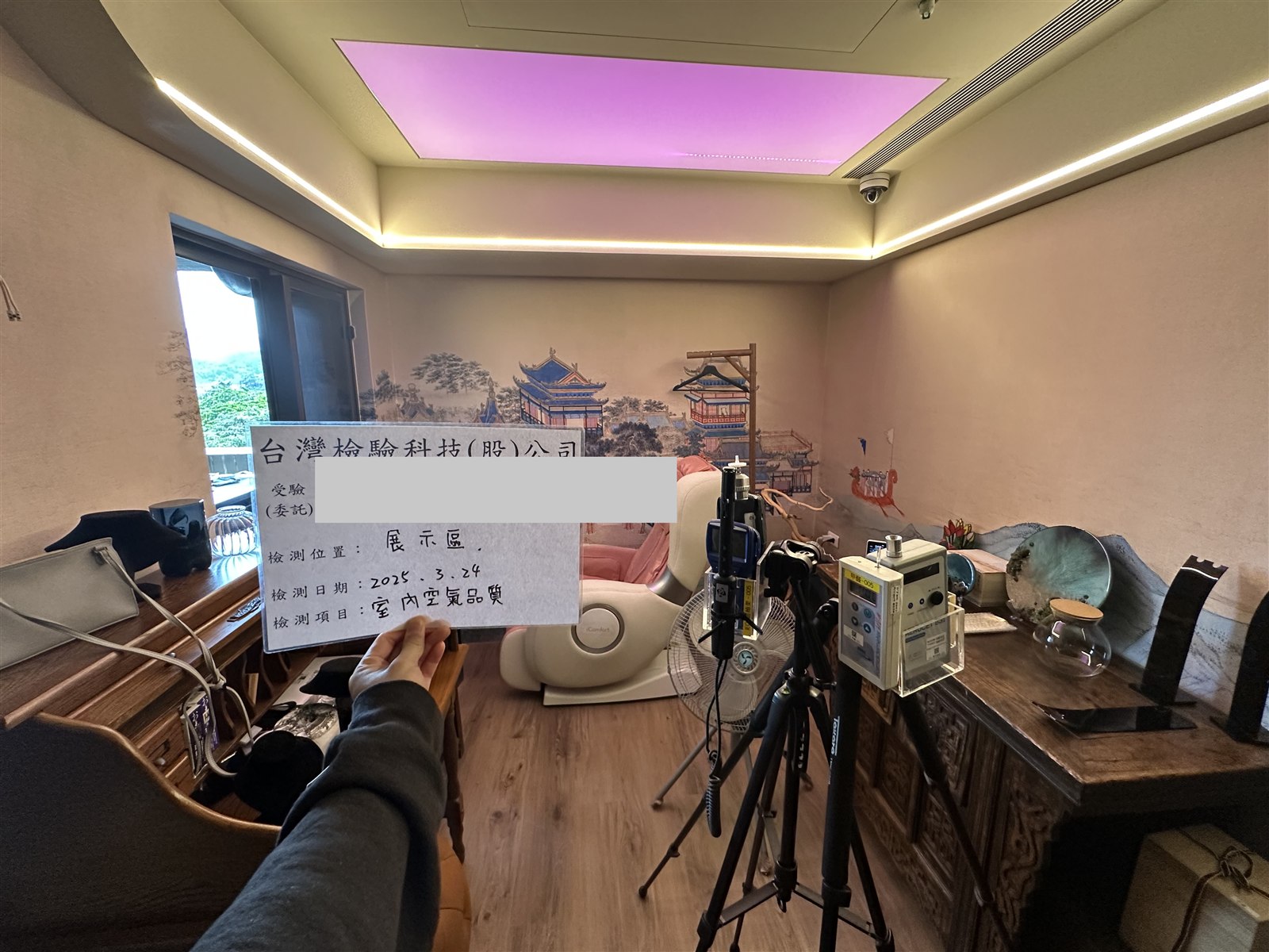 新北市辦公空間展示區的第三方室內空氣品質檢測設備與測點板