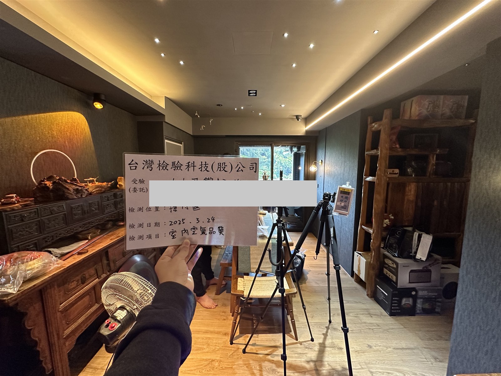 新北市辦公空間接待區的第三方室內空氣品質檢測設備與測點板